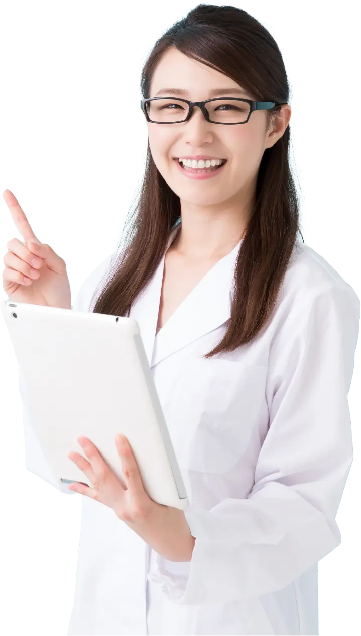 白衣を着た笑顔の女性医療従事者がタブレットを持ち、指差しポーズをしている様子